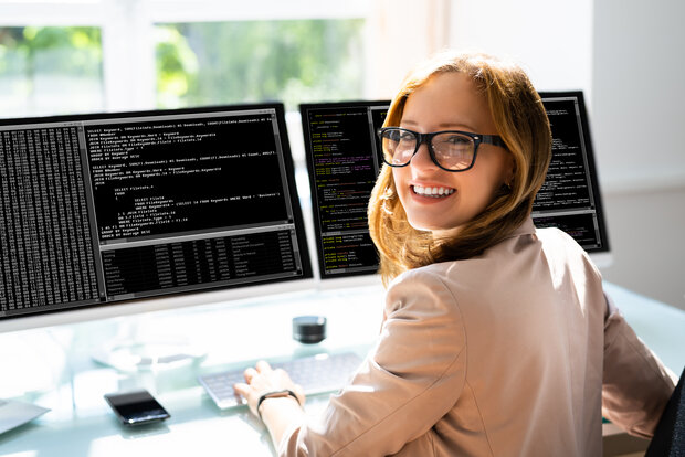  Junge Frau programmiert am PC